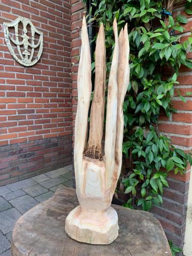 Houten kunstwerk.